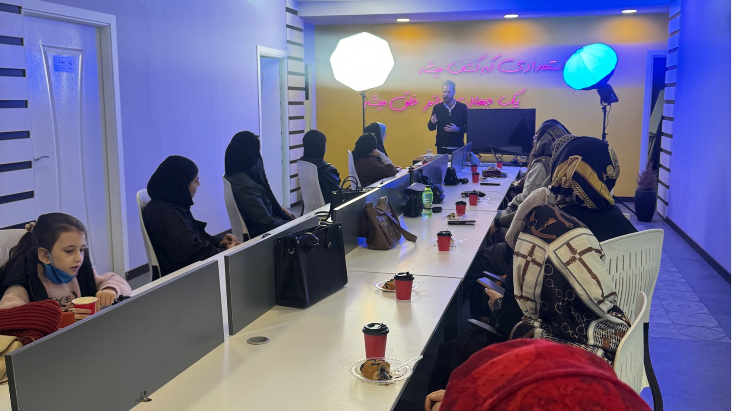 برگزاری جلسه صادرات آثار هنری در مرکز نوآوری ، استعدادیابی و توانمندسازی پرگار