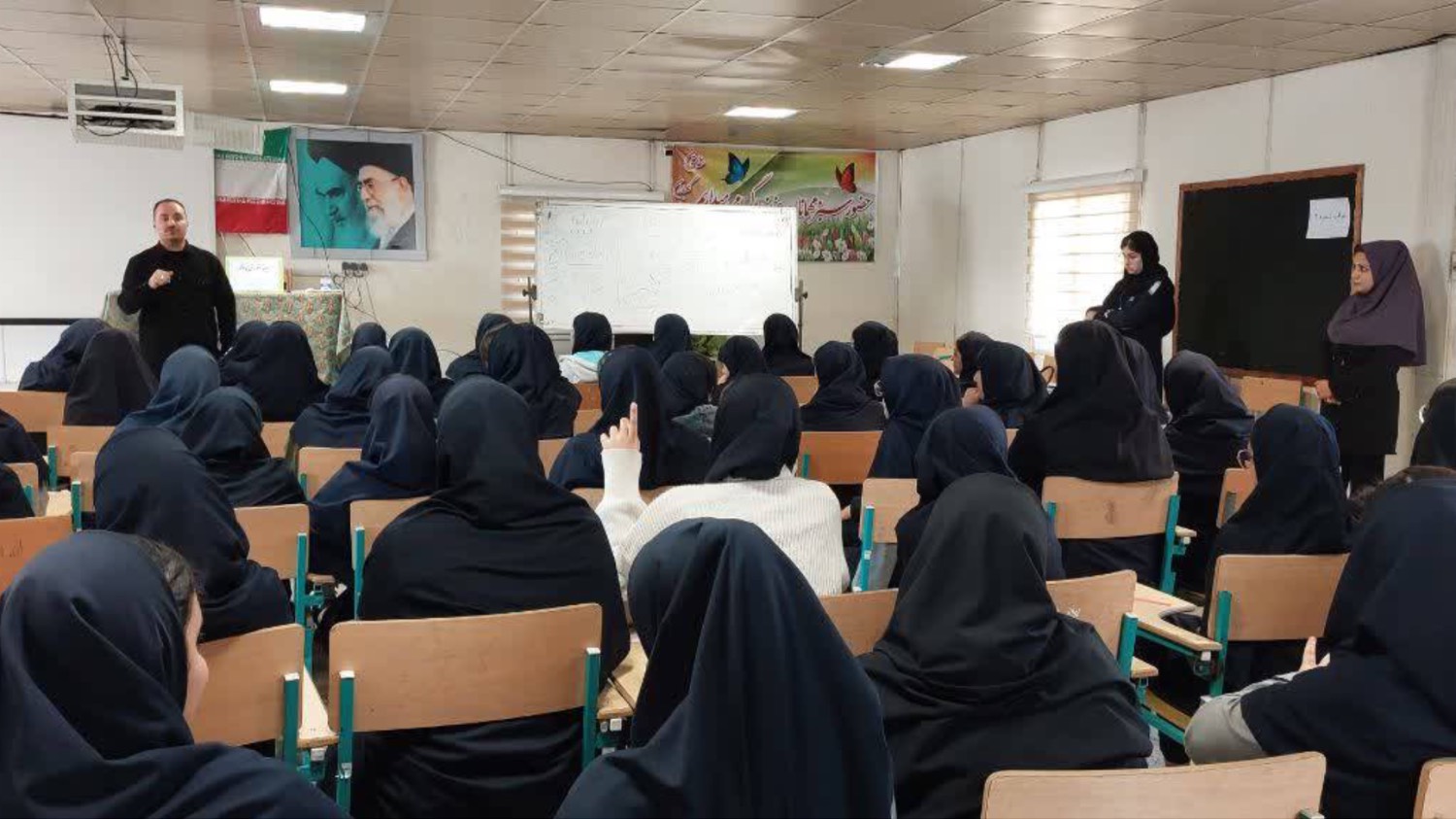 برگزاری کلاس ویژه دختران مدرسه نرجس خاتون  با موضوع سواد رسانه
